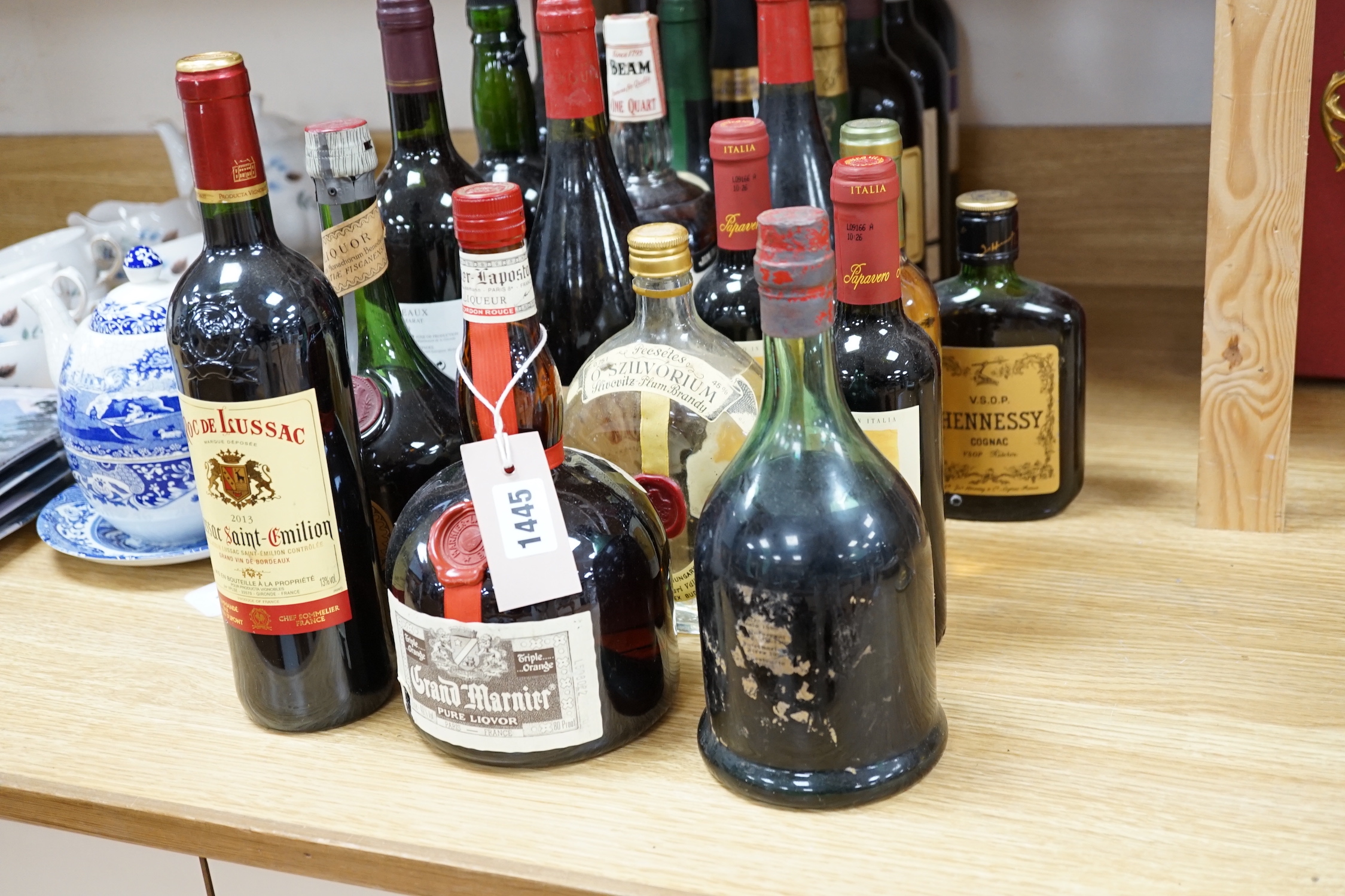Assorted wines and spirits including Jim Beam Whiskey and a Hennessy cognac (26)